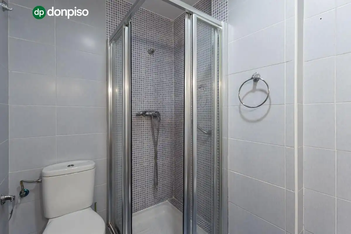 Badezimmer von Wohnung zum Verkauf in Armilla mit Klimaanlage, Heizung und Balkon