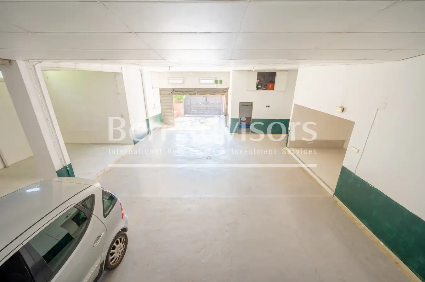 Parking de Casa o chalet de alquiler en Barcelona con Aire acondicionado, Calefacción y Jardín privado