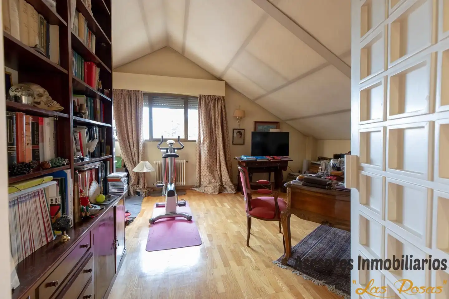 Wohnzimmer von Einfamilien-Reihenhaus zum Verkauf in Madrid mit Klimaanlage, Heizung und Privatgarten