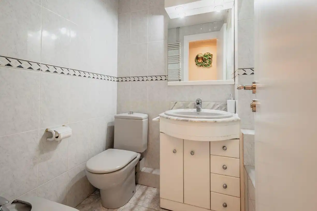 Bany de Apartament en venda en Sant Joan Despí amb Aire condicionat