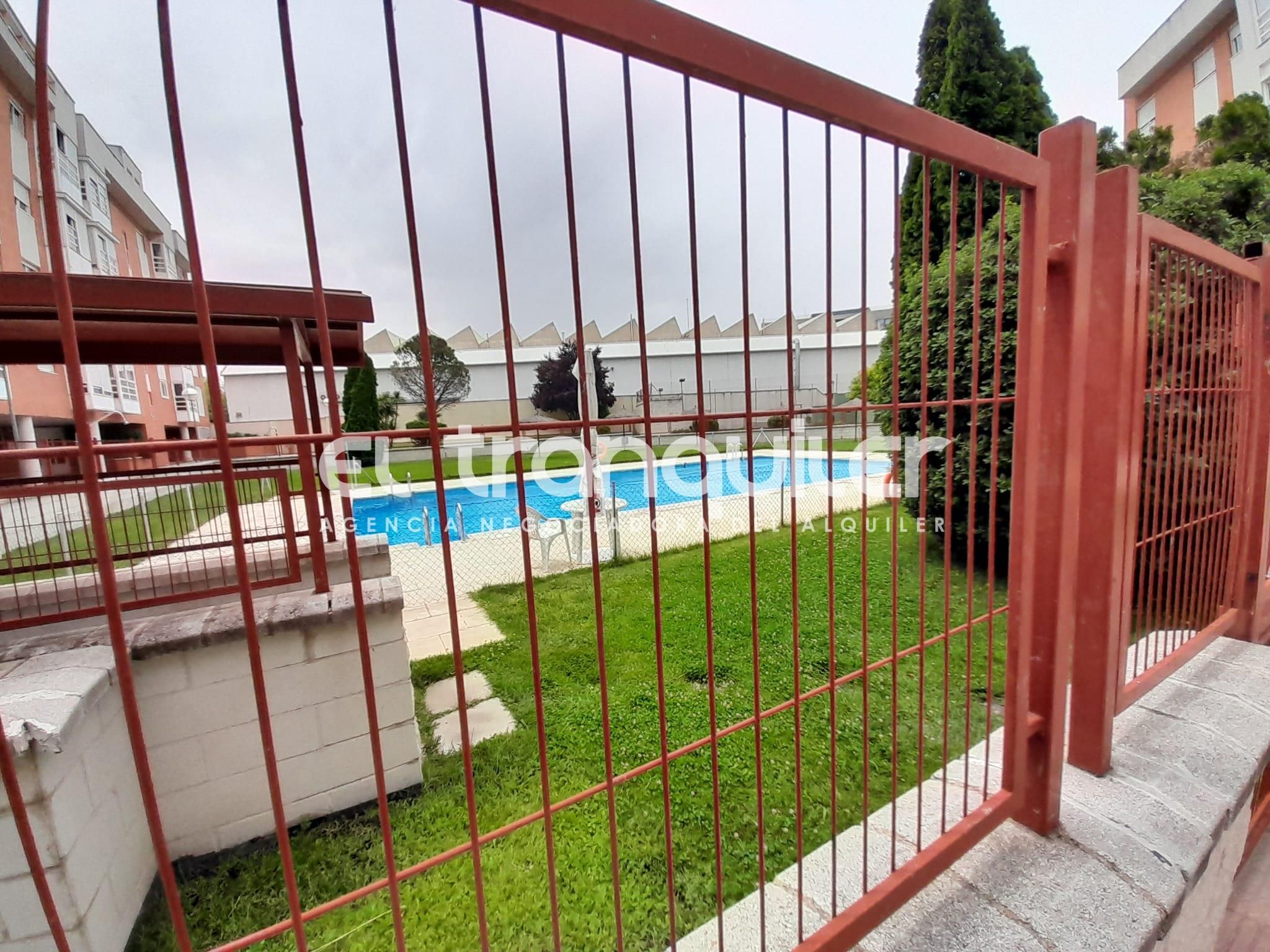Swimming pool of Flat for sale in  Madrid Capital  with Air Conditioner, Parquet flooring and Swimming Pool
