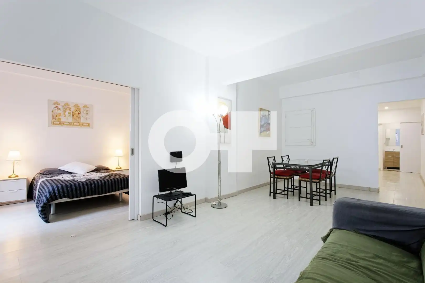Sala d'estar de Estudi en venda en Barcelona amb Calefacció, Parquet i Moblat