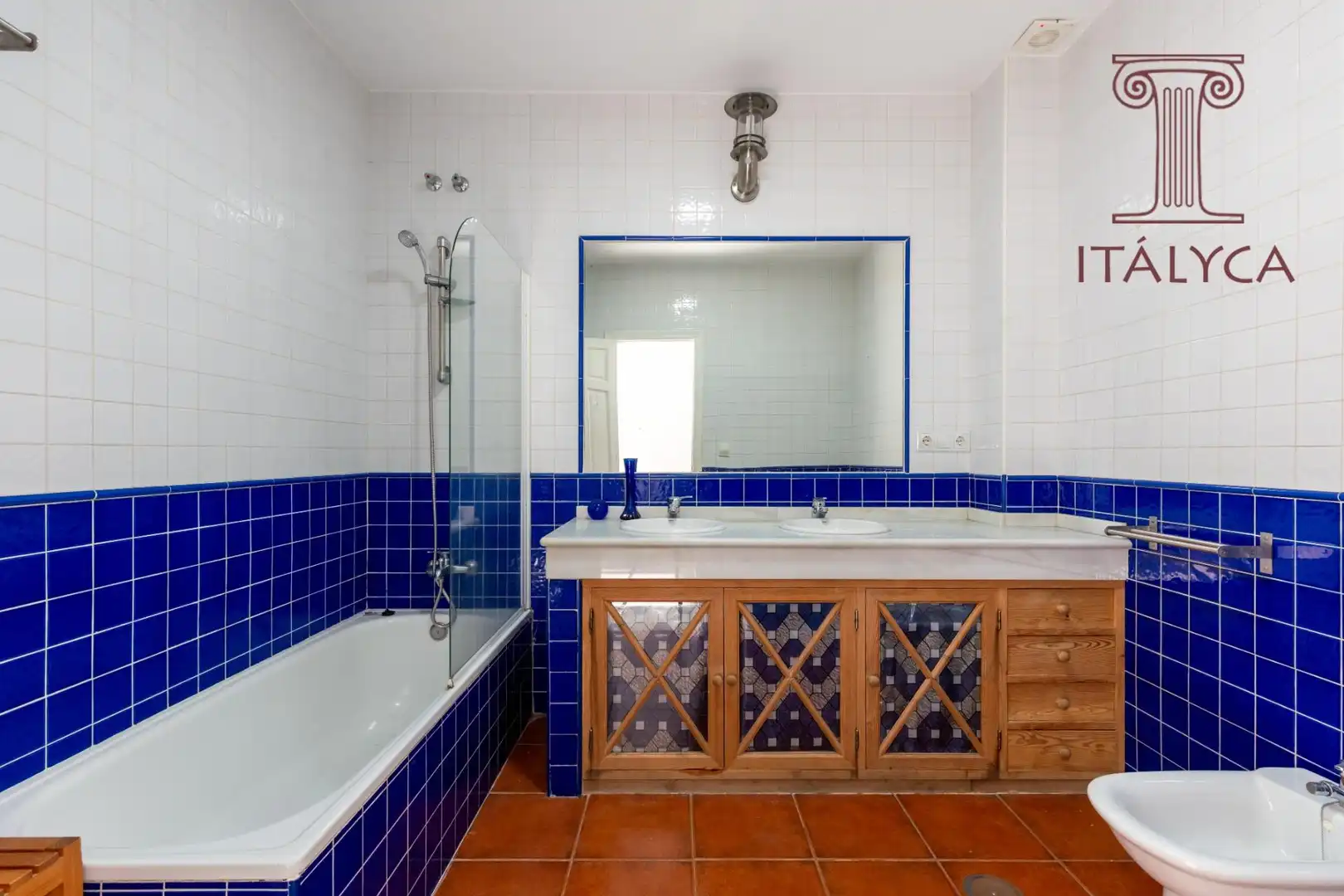 Bany de Casa o xalet en venda en Bormujos amb Aire condicionat, Calefacció i Jardí privat