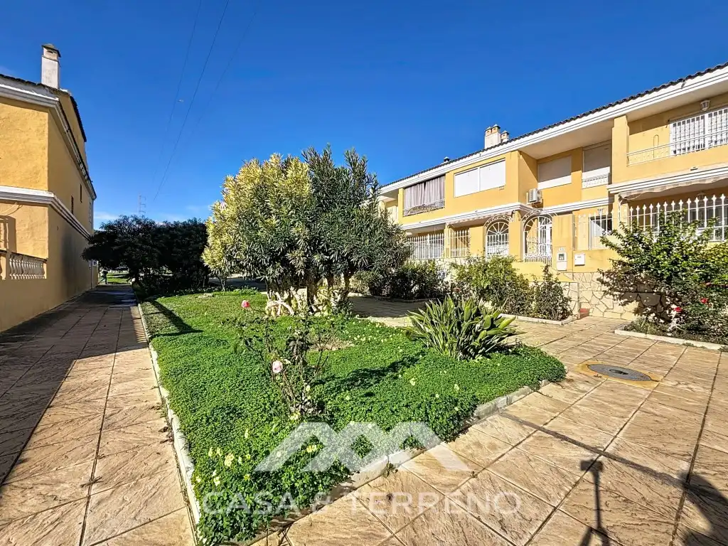 Jardí de Casa adosada en venda en Vélez-Málaga amb Aire condicionat, Piscina i Microones