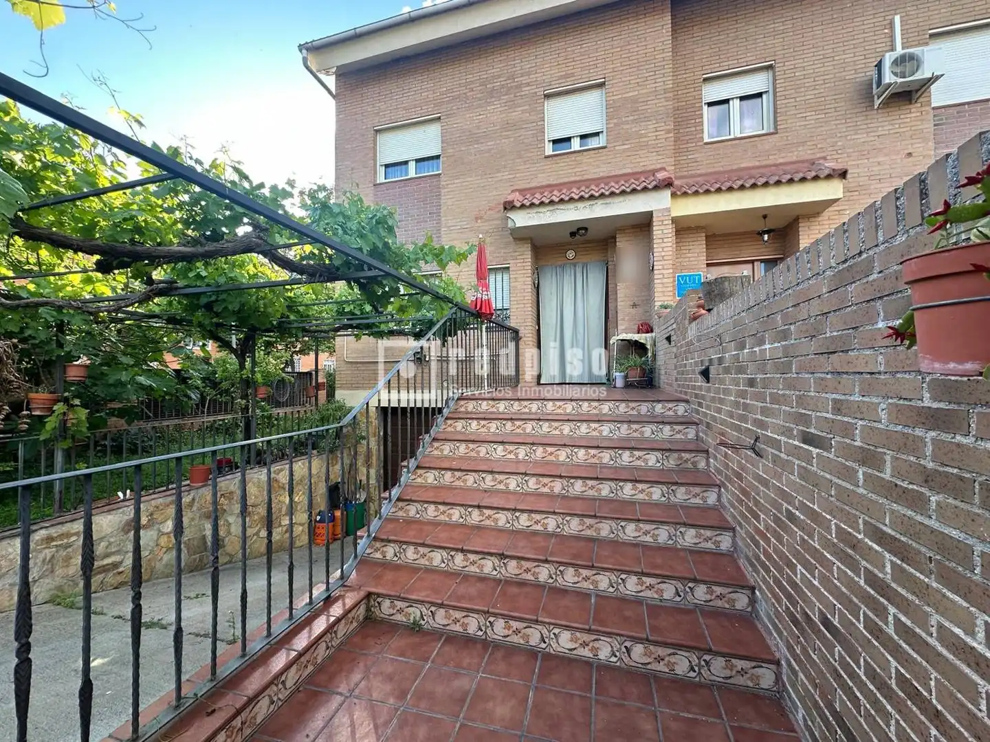 Vista exterior de Casa o xalet en venda en Azuqueca de Henares amb Aire condicionat, Calefacció i Jardí privat