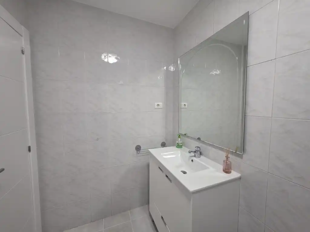 Bathroom of Flat for sale in Ribeira  with Parquet flooring, Oven and Washing machine