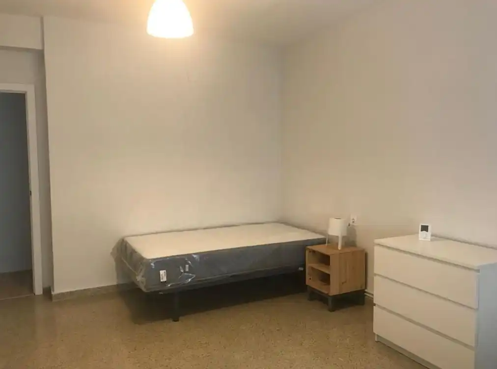 Habitación de Piso de alquiler en Granada con Aire acondicionado, Calefacción y Amueblado