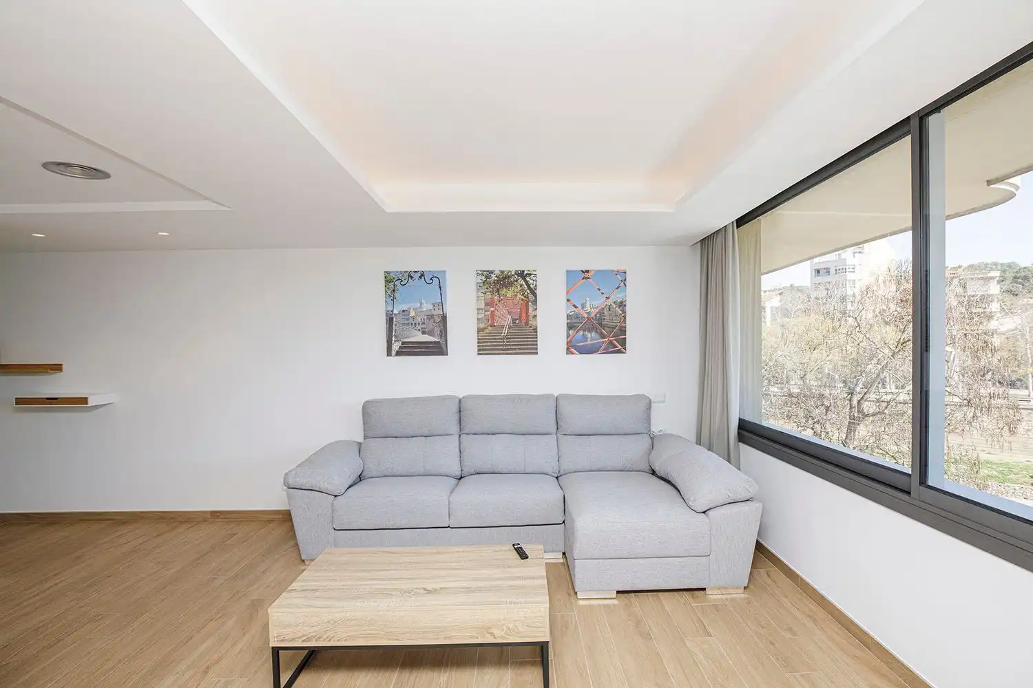 Sala d'estar de Pis de lloguer en Girona amb Aire condicionat i Moblat