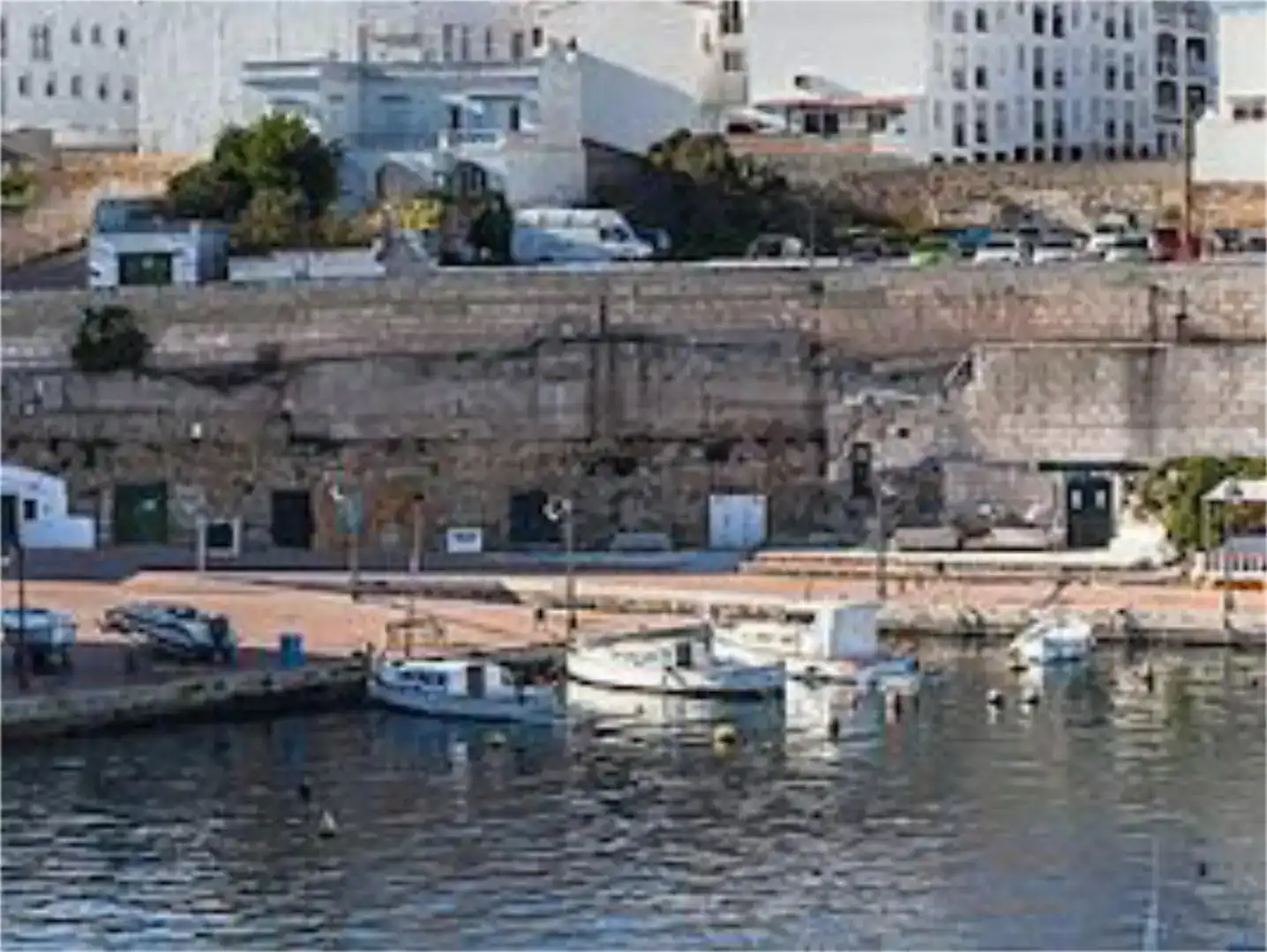 Vista exterior de Planta baixa en venda en Es Castell amb Aire condicionat i Balcó