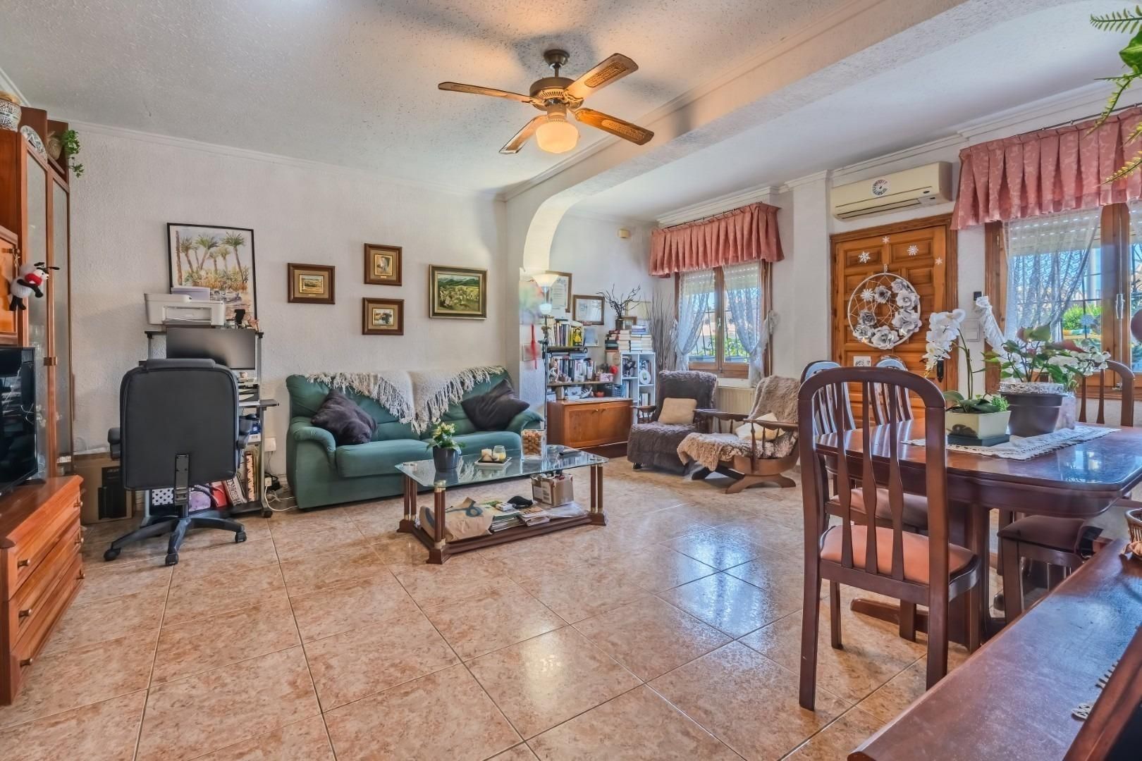 Sala d'estar de Casa o xalet en venda en Torrevieja amb Jardí privat, Terrassa i Traster