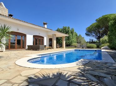 Casa amb piscina en venda a Avinguda de la diversitat