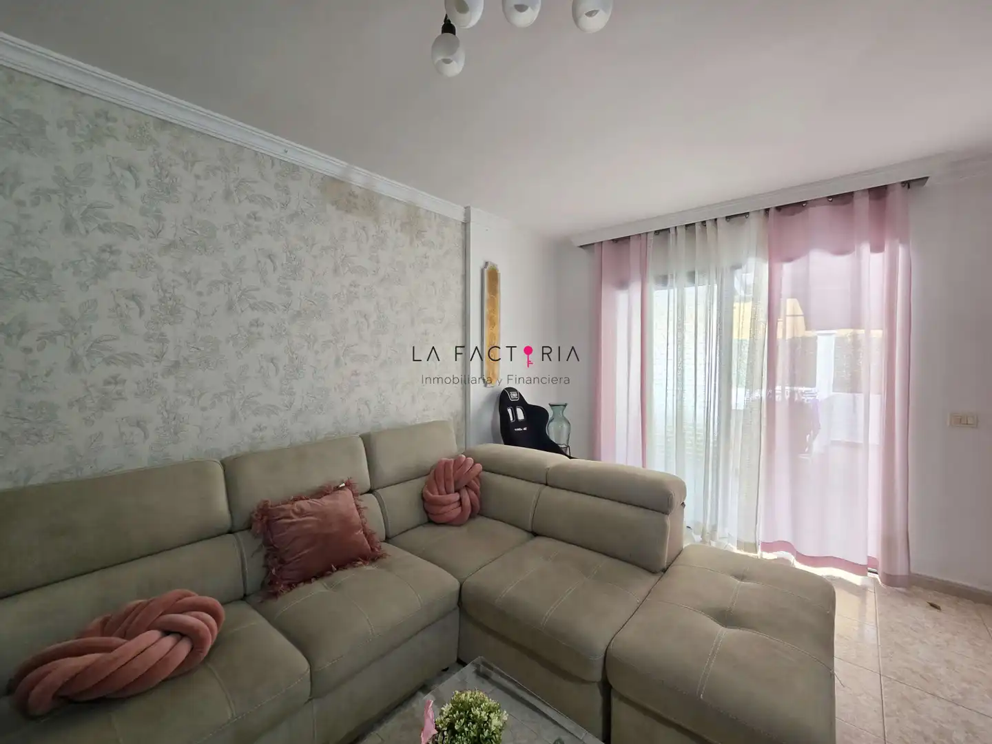 Sala d'estar de Casa adosada en venda en San Miguel de Abona amb Aire condicionat, Jardí privat i Terrassa