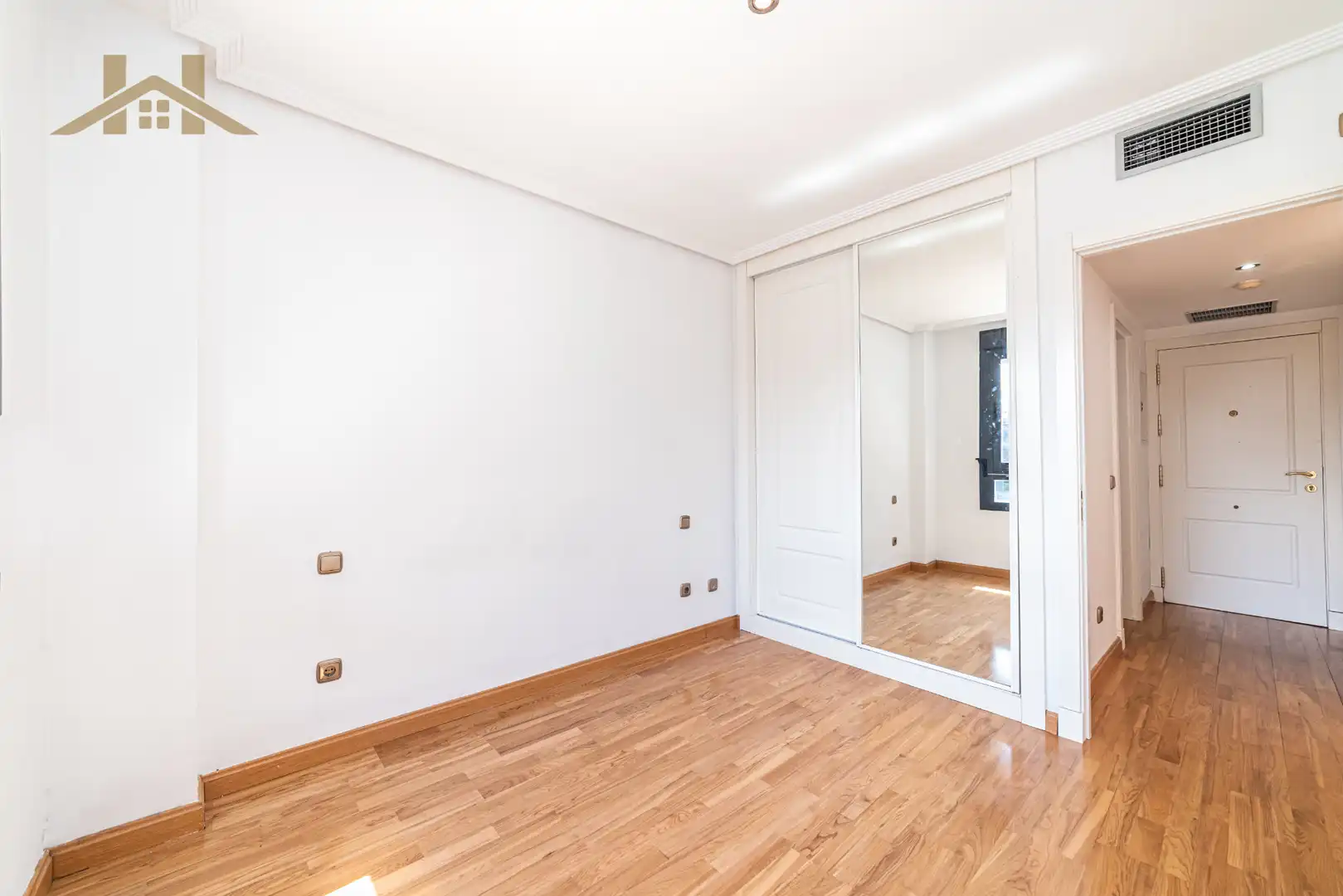 Bedroom of Flat for sale in Madrid  with Air Conditioner, Private garden and Storage room