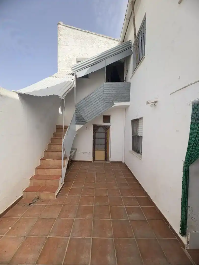 Vista exterior de Casa adosada en venda en Utiel amb Balcó