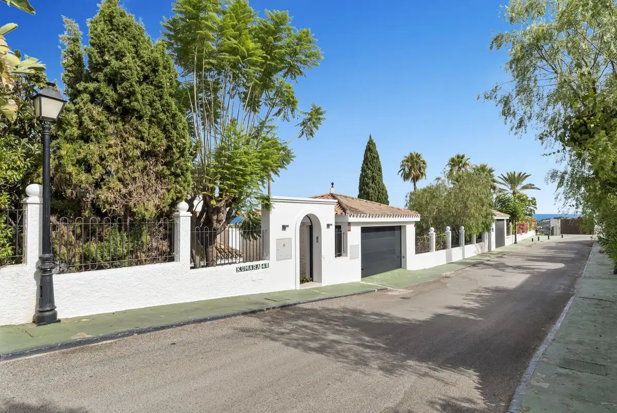 Exterior view of Houses for sale in Nueva Andalucía