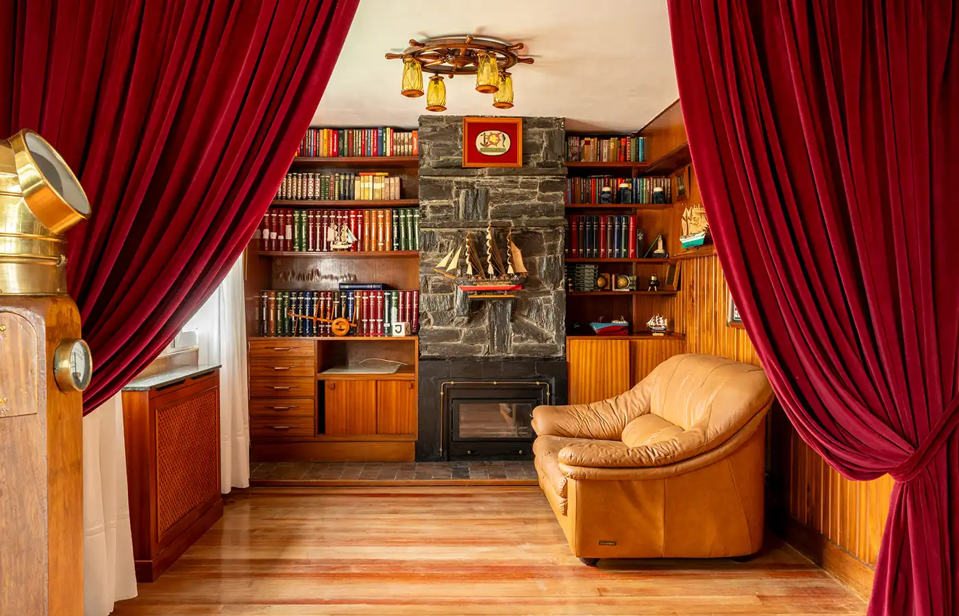 Sala d'estar de Casa o xalet en venda en Oleiros amb Calefacció, Jardí privat i Parquet