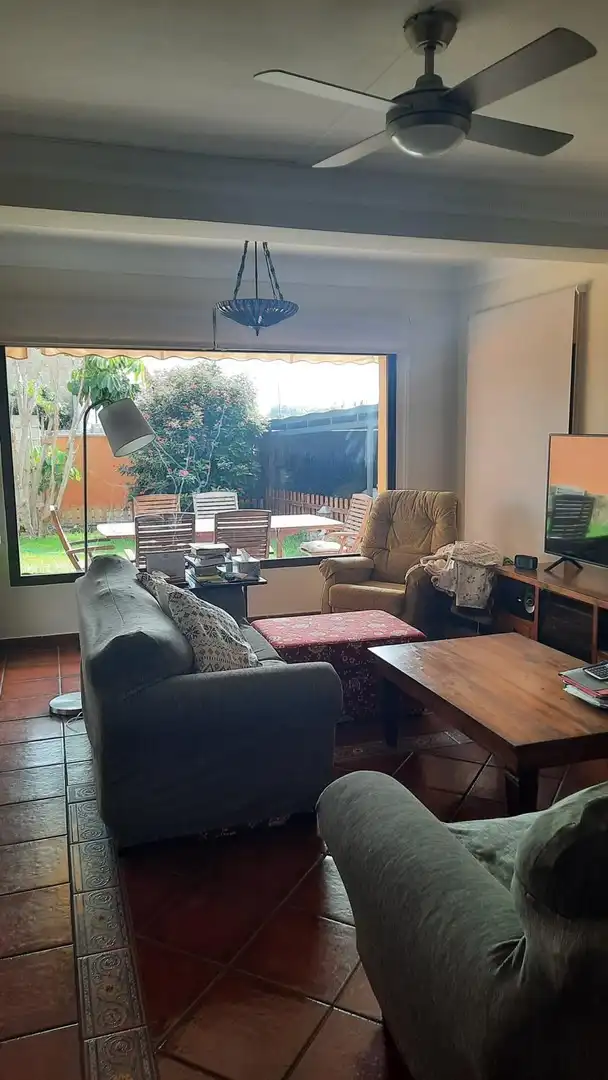 Sala d'estar de Casa adosada en venda en El Puerto de Santa María amb Aire condicionat, Jardí privat i Terrassa