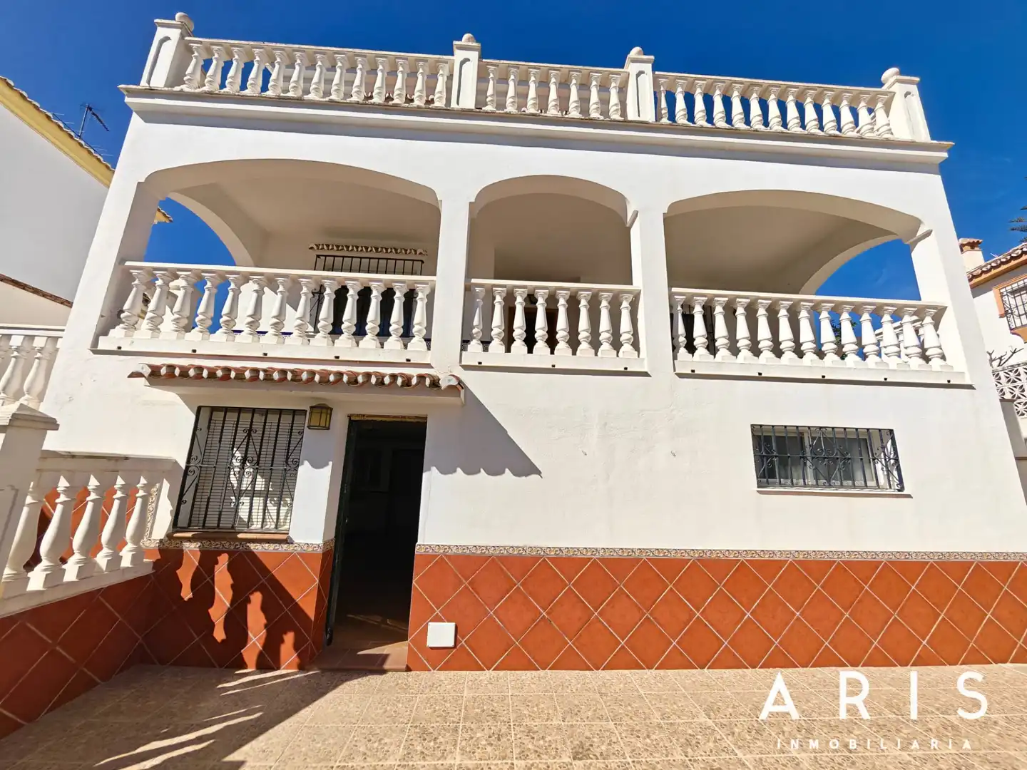 Vista exterior de Casa o xalet en venda en Alhaurín de la Torre amb Aire condicionat, Jardí privat i Terrassa