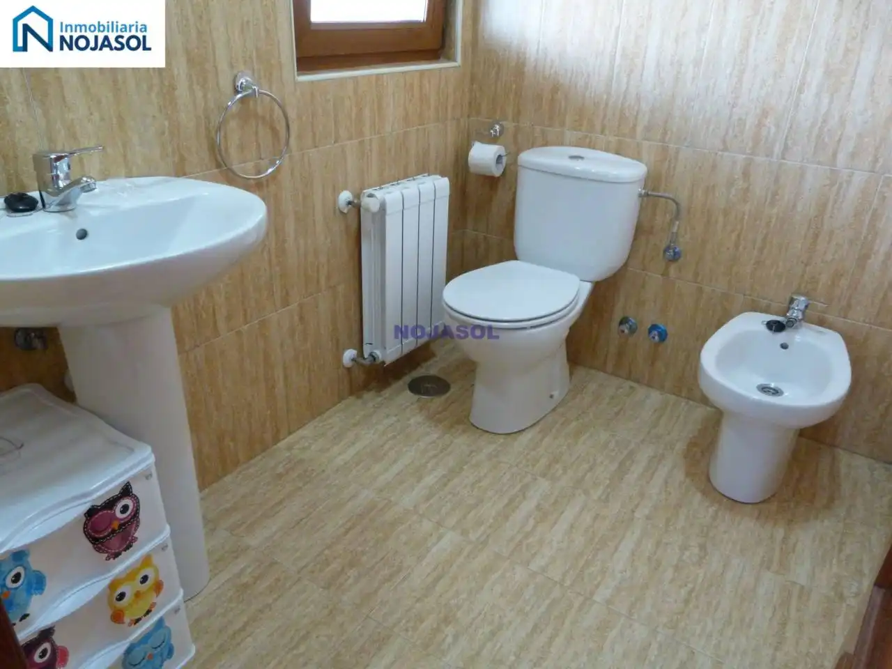 Badezimmer von Einfamilien-Reihenhaus zum Verkauf in Bareyo mit Heizung, Terrasse und Möbliert