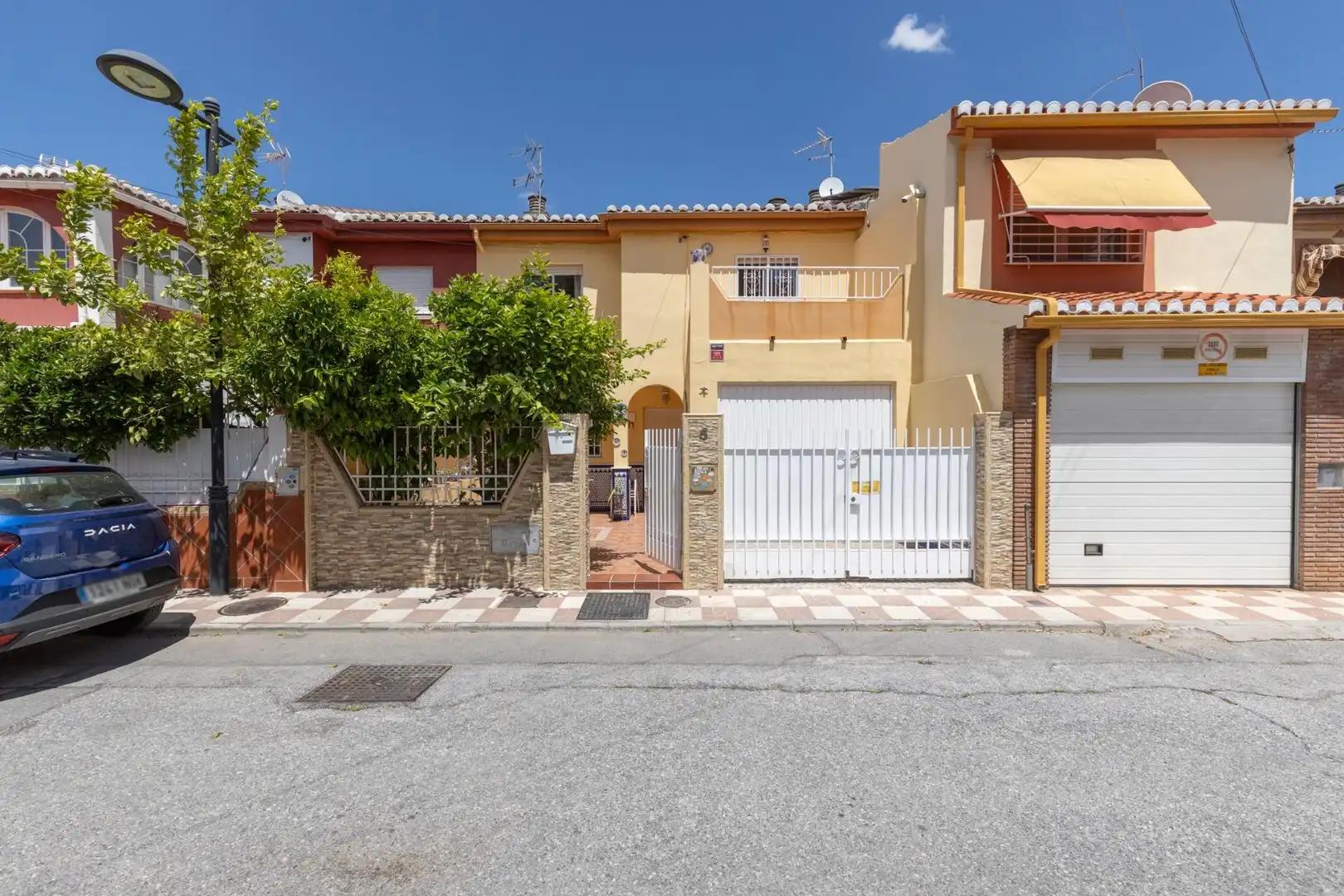 Casa adosada en venta en Avda. De los Ogíjares