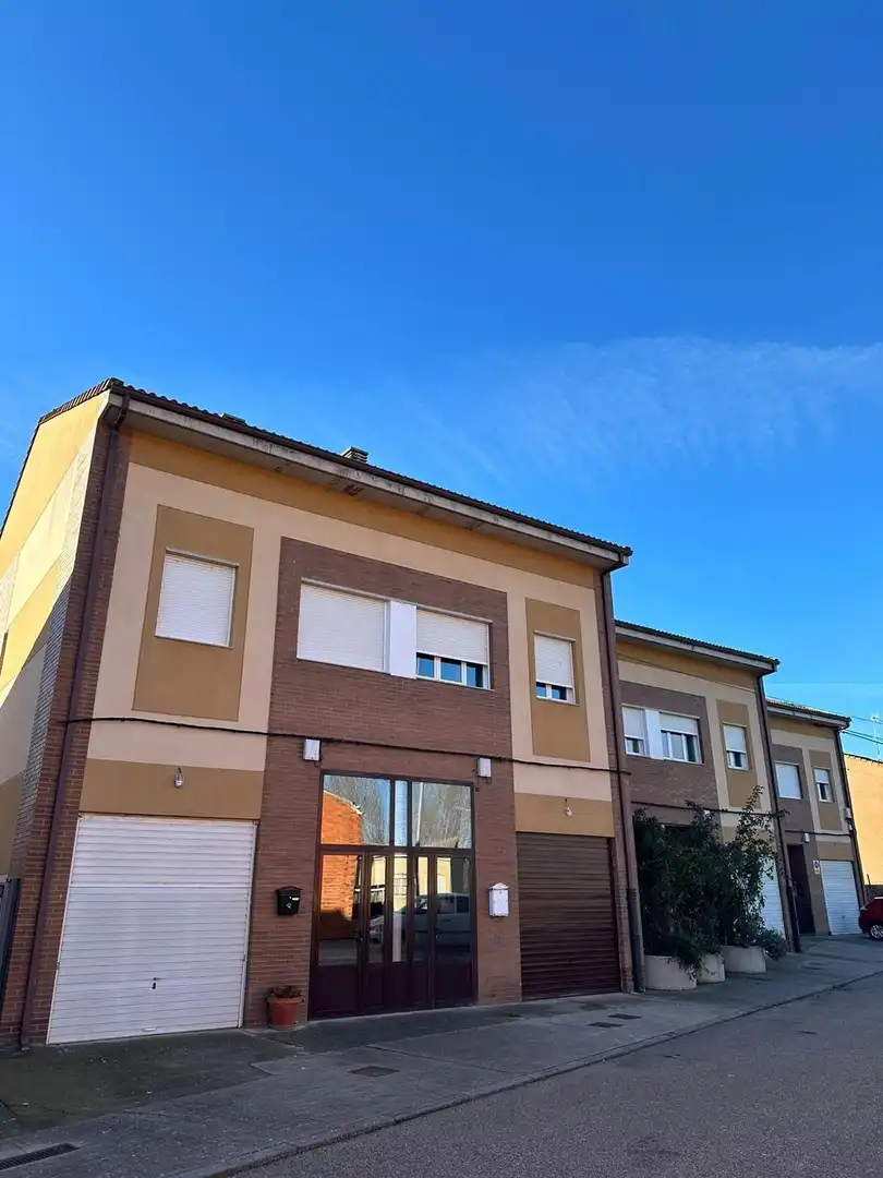 Vista exterior de Casa adosada en venta en Hospital de Órbigo con Calefacción, Jardín privado y Parquet