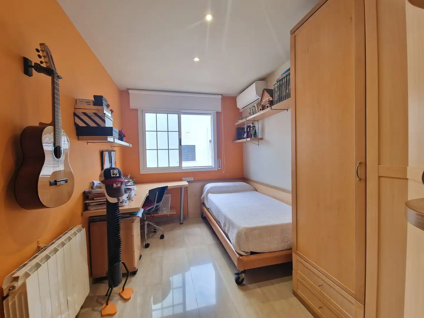 Dormitori de Casa o xalet en venda en Sant Boi de Llobregat amb Aire condicionat, Calefacció i Moblat