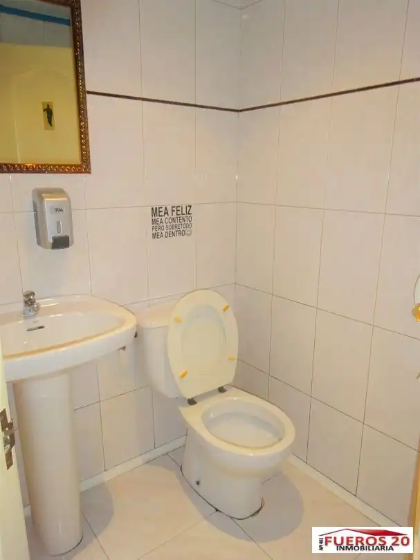 Bathroom of Commercial properties for sale in Barakaldo 
