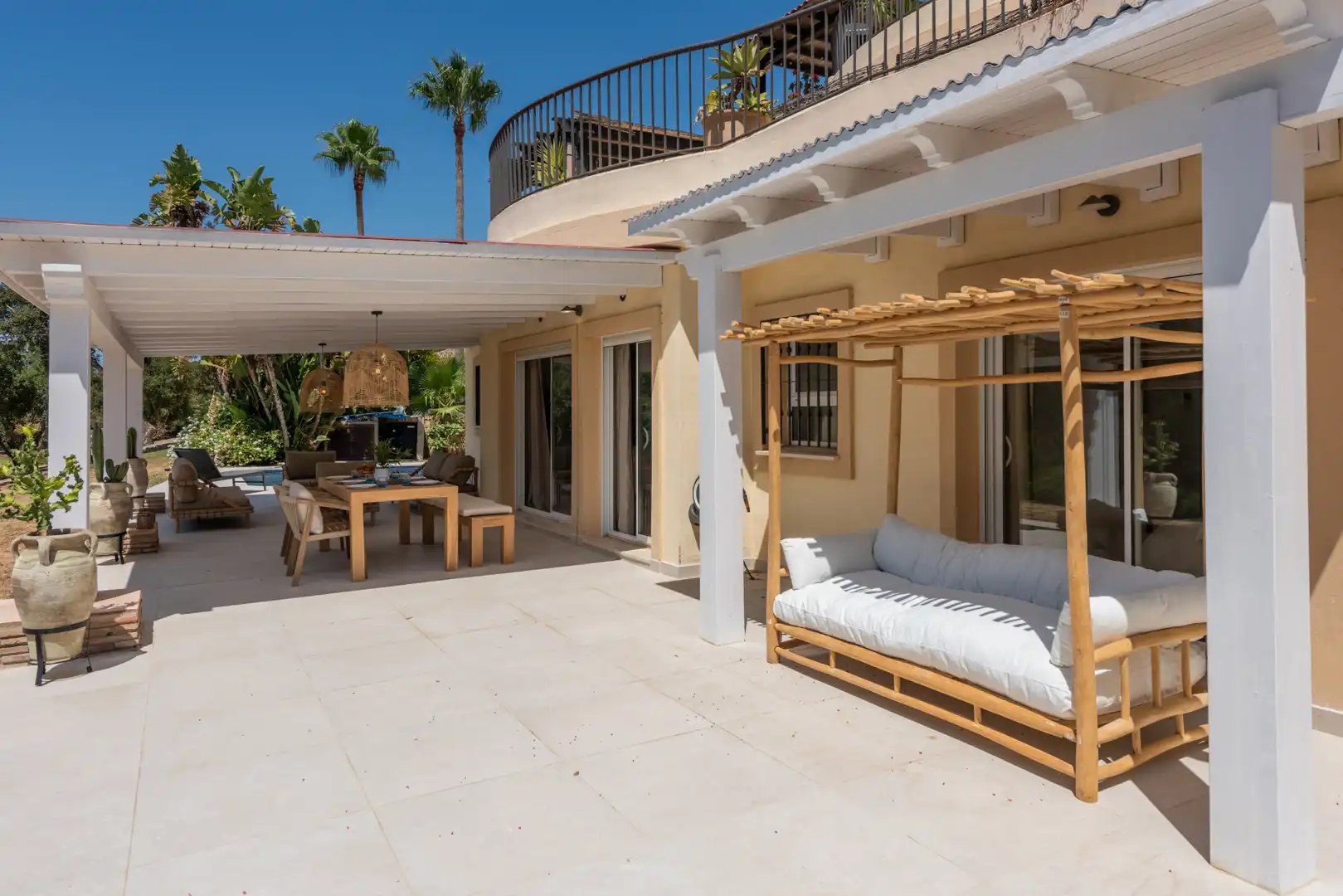 Terrasse von Erdgeschoss zum Verkauf in Sotogrande mit Klimaanlage, Privatgarten und Terrasse