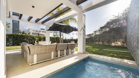 Foto 3 de Casa adosada en venta en Residencial Greenhills, Calahonda, Mijas