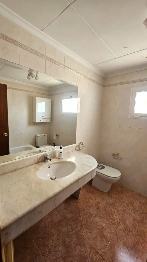 Bathroom of Flat for sale in Valencia  with Air Conditioner, Heating and Balcony