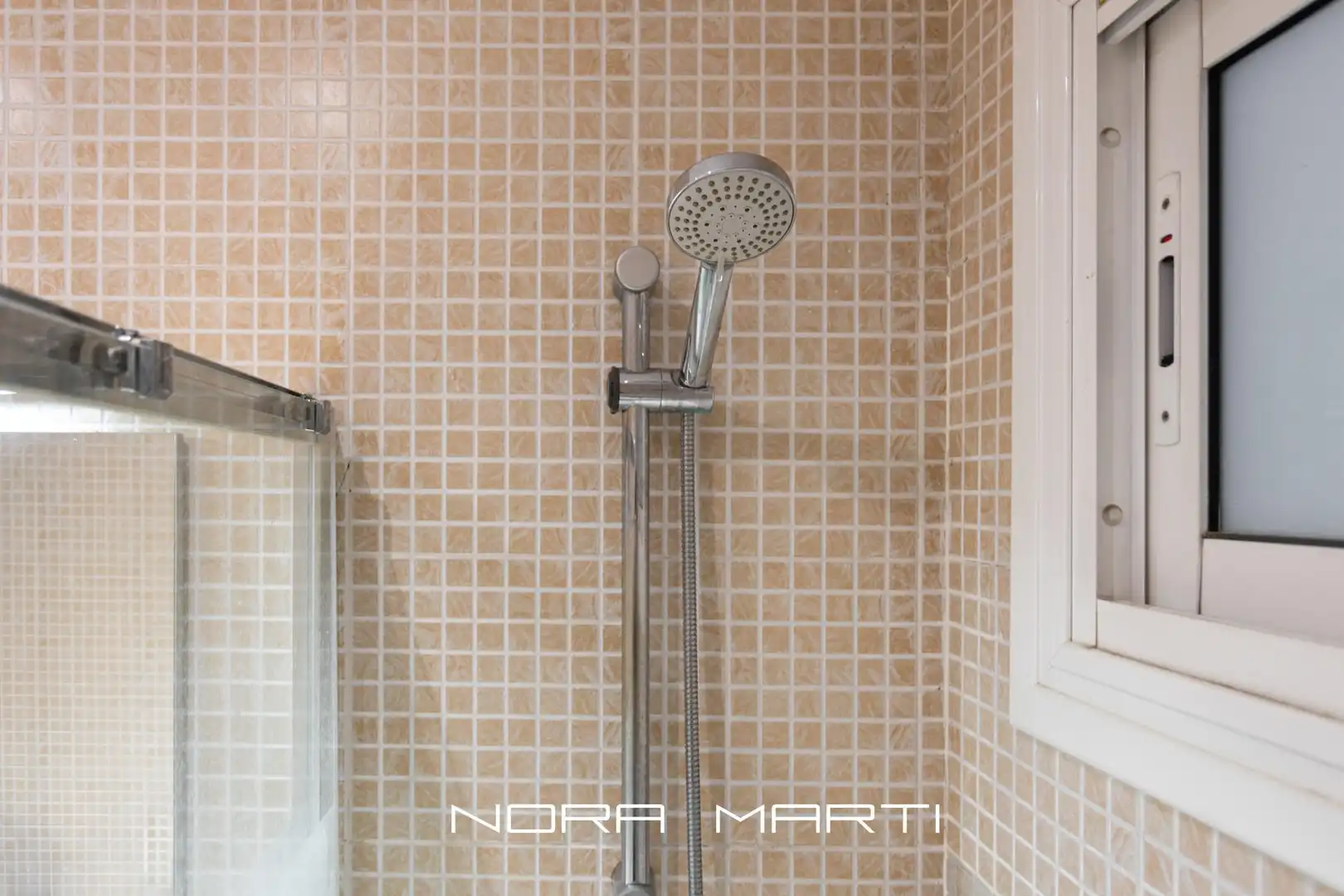 Badezimmer von Wohnung zum Verkauf in Barcelona mit Heizung und Balkon
