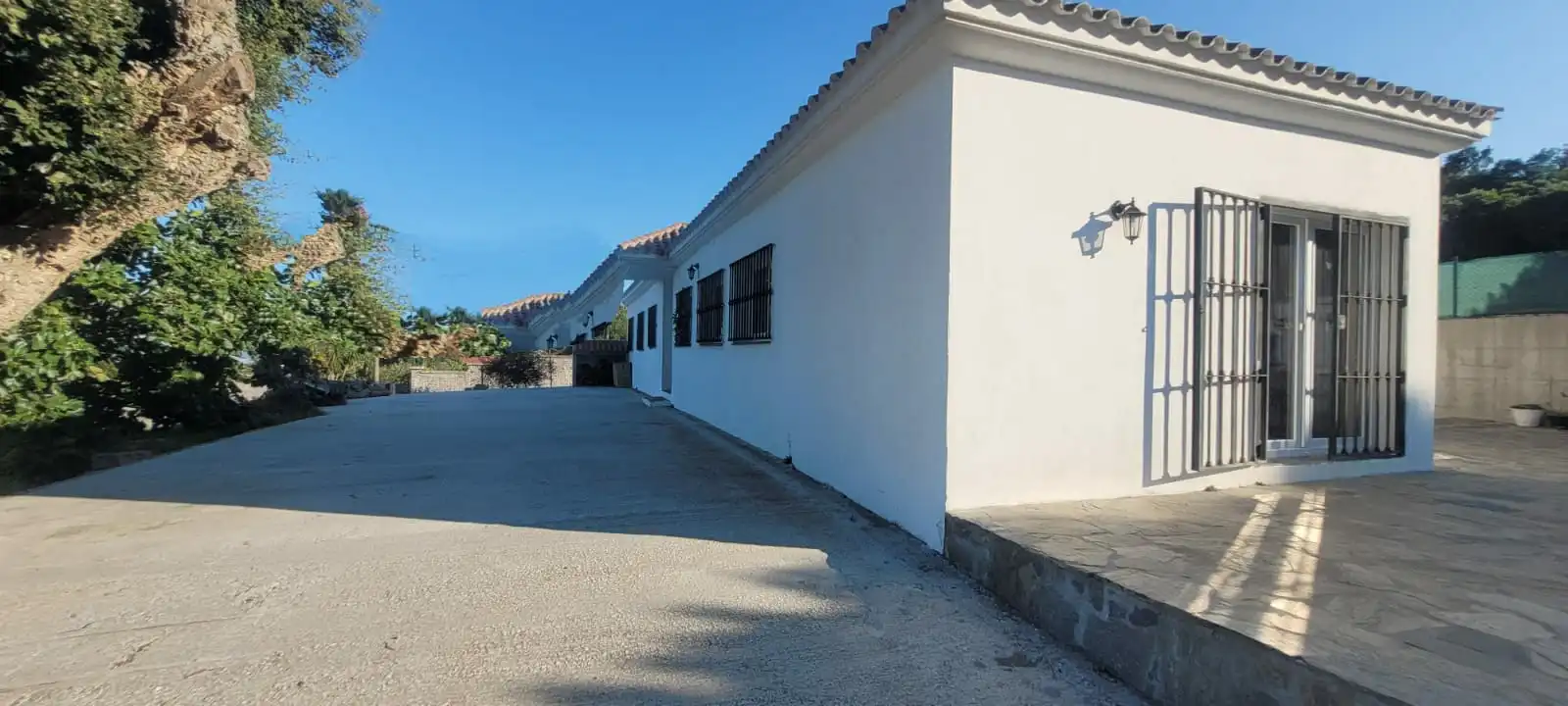 Vista exterior de Casa o xalet en venda en Tarifa amb Jardí privat, Moblat i Forn