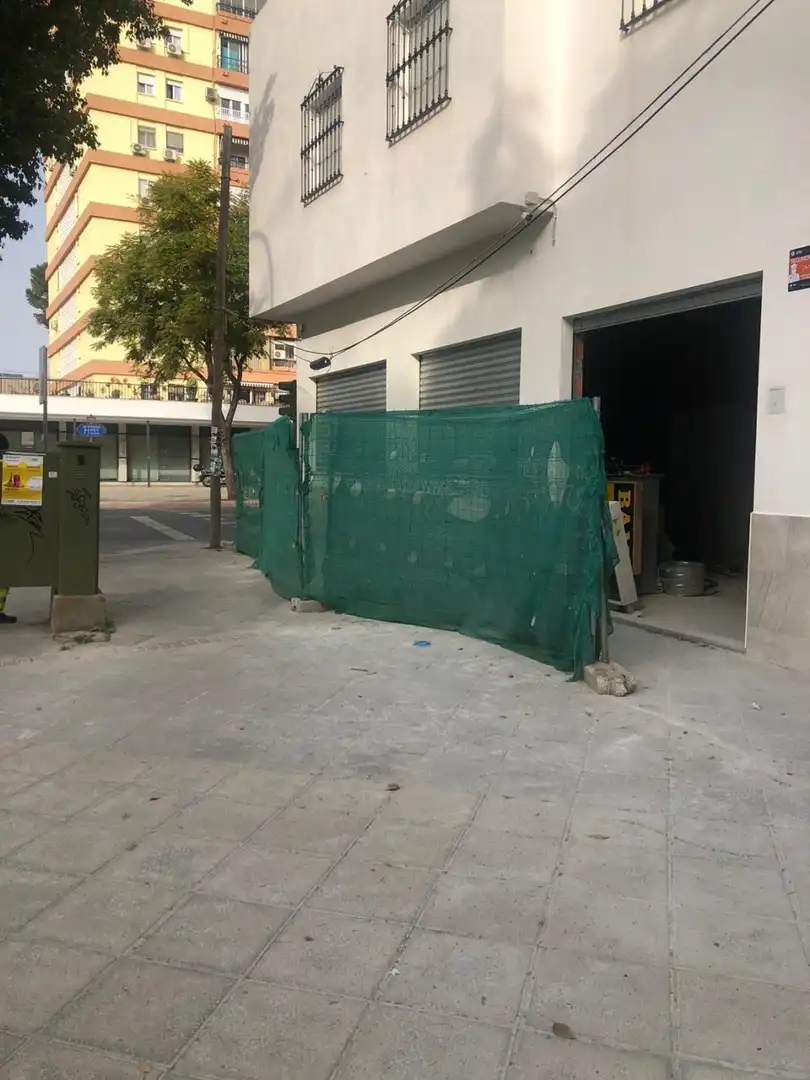 Vista exterior de Local de lloguer en Sevilla