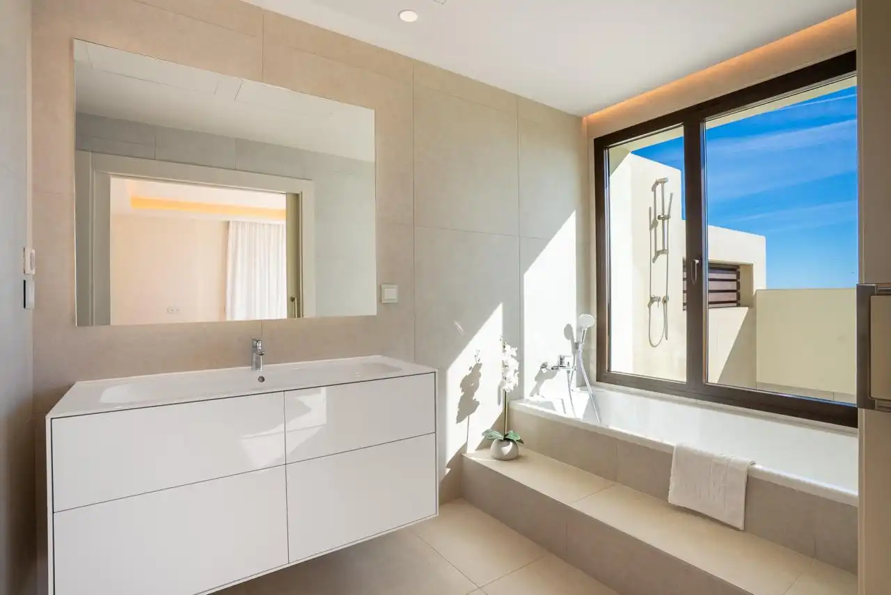 Baño de Ático de alquiler en Estepona con Aire acondicionado, Calefacción y Terraza