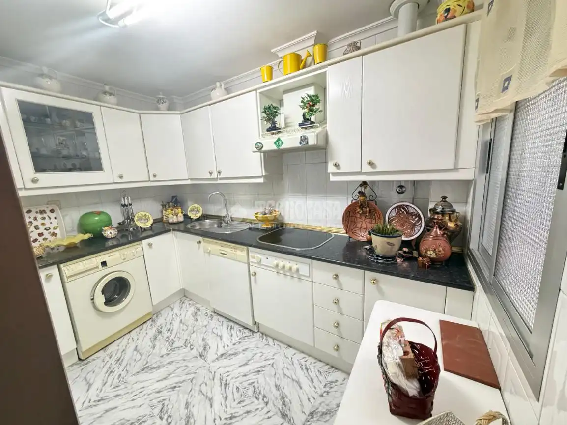 Kitchen of Flat for sale in Sevilla  with Air Conditioner