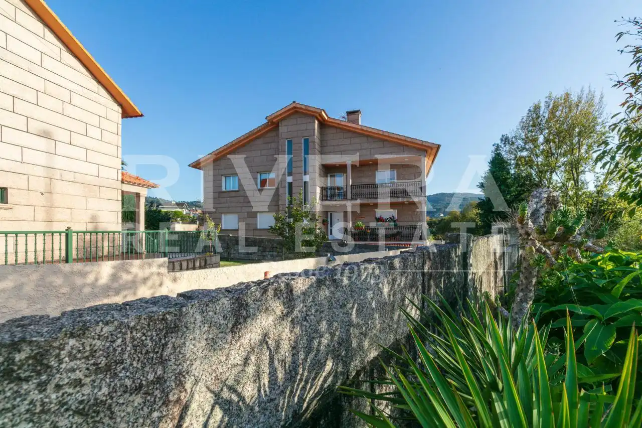 Vista exterior de Casa o chalet en venta en Vigo  con Calefacción, Jardín privado y Parquet