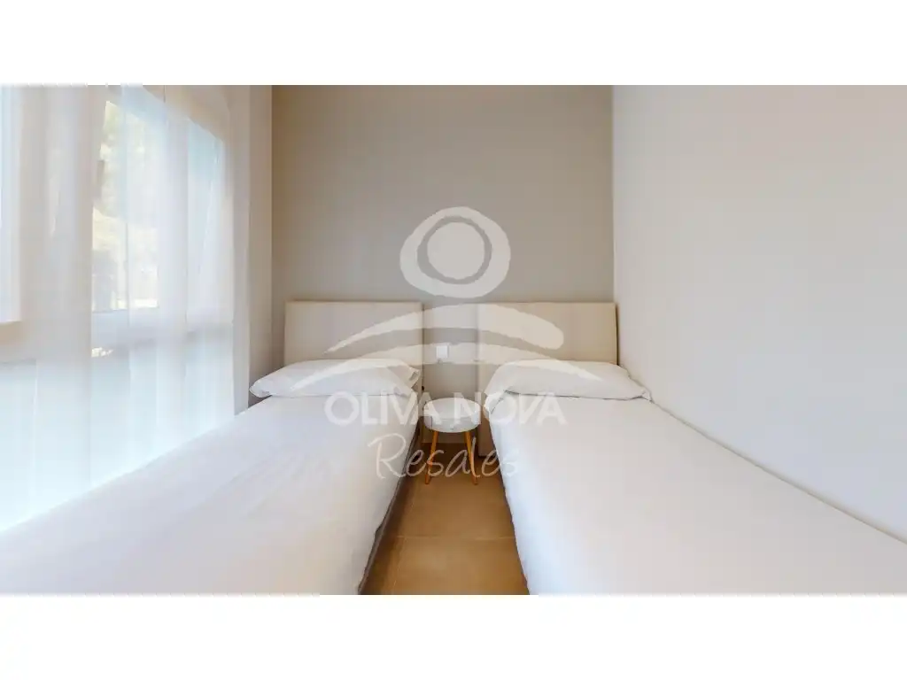 Dormitori de Apartament en venda en Oliva amb Aire condicionat, Jardí privat i Piscina
