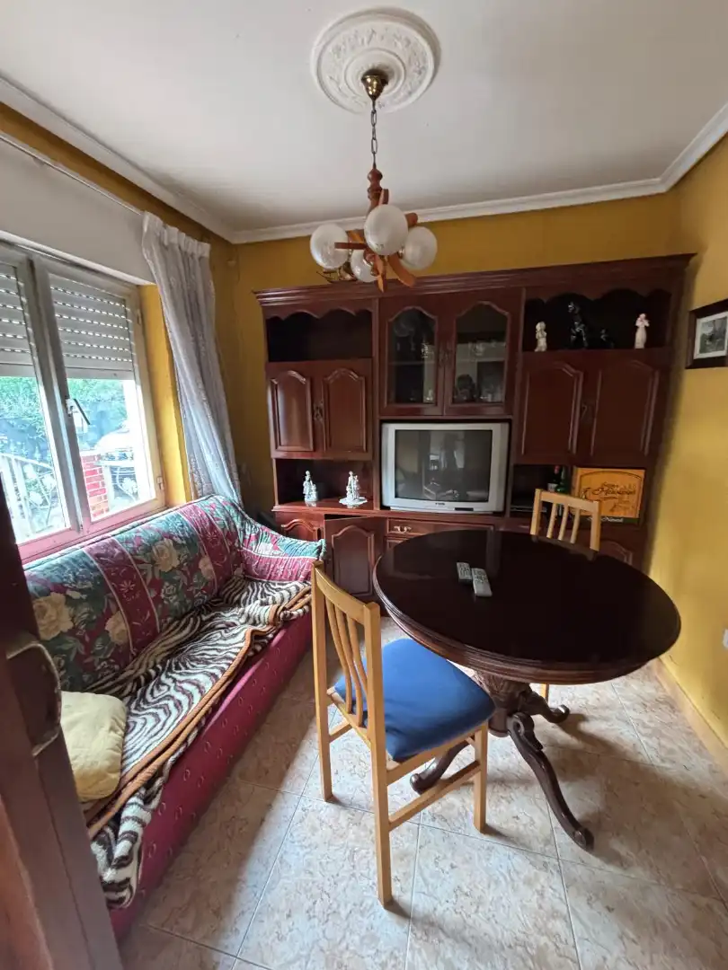 Sala de estar de Casa adosada en venta en Oviedo  con Calefacción, Jardín privado y Amueblado