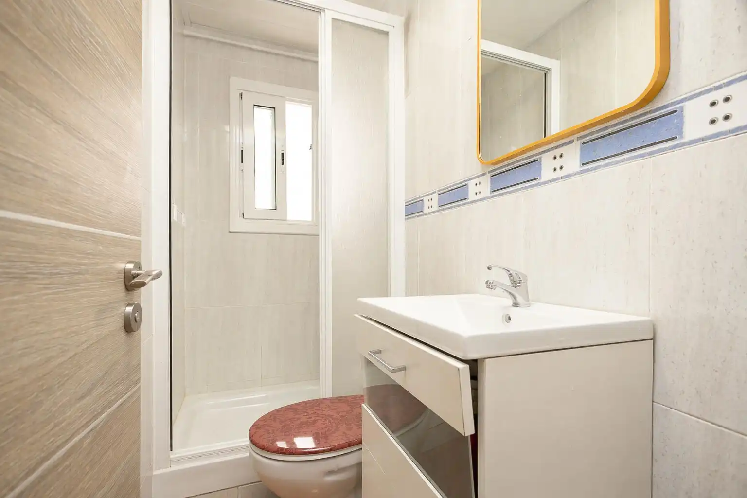 Badezimmer von Wohnung zum Verkauf in Sant Boi de Llobregat mit Klimaanlage, Ofen und Balkon