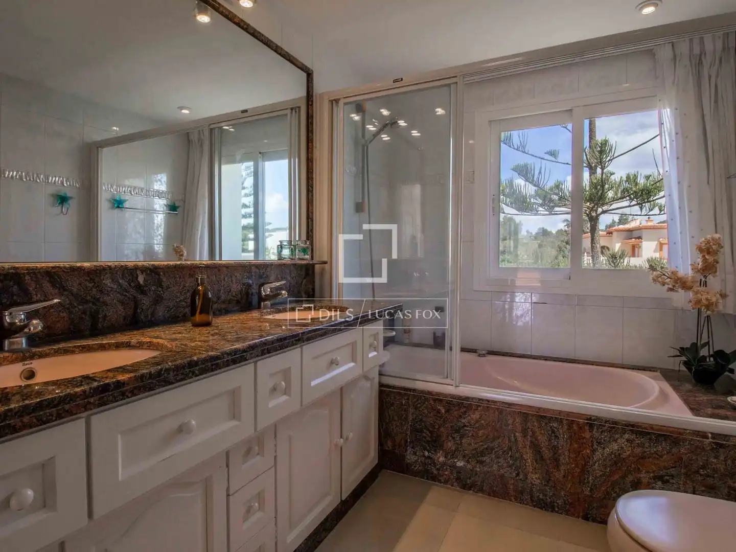 Baño de Casa o chalet en venta en Santa Eulària des Riu con Aire acondicionado, Calefacción y Jardín privado