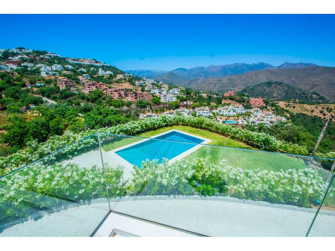 Vista exterior de Casa o chalet en venta en Marbella con Aire acondicionado, Calefacción y Jardín privado