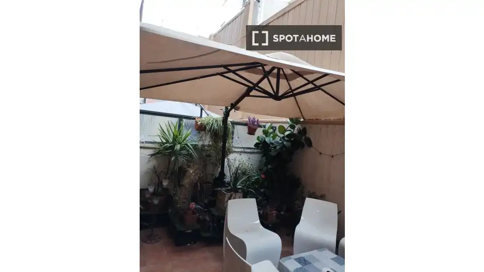 Terrassa de Pis per a compartir en L'Hospitalet de Llobregat amb Aire condicionat, Calefacció i Moblat
