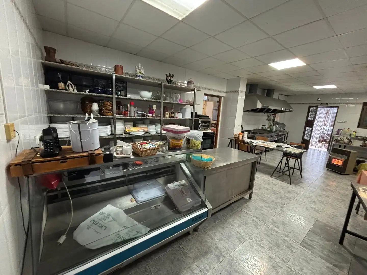 Cuina de Local en venda en Alfara de Carles amb Moblat