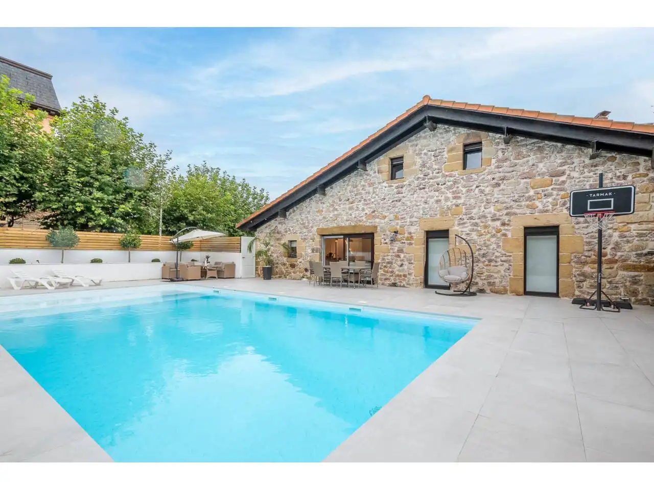 Piscina de Casa o xalet en venda en Donostia - San Sebastián  amb Aire condicionat, Calefacció i Jardí privat