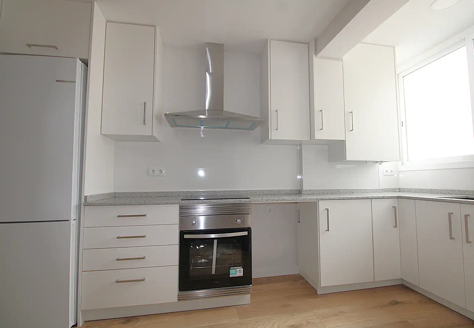 Cuina de Apartament de lloguer en Valencia amb Parquet, Moblat i Forn