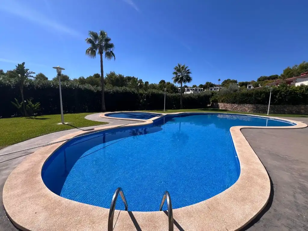 Schwimmbecken von Einfamilien-Reihenhaus zur Miete in Cala Vinyes