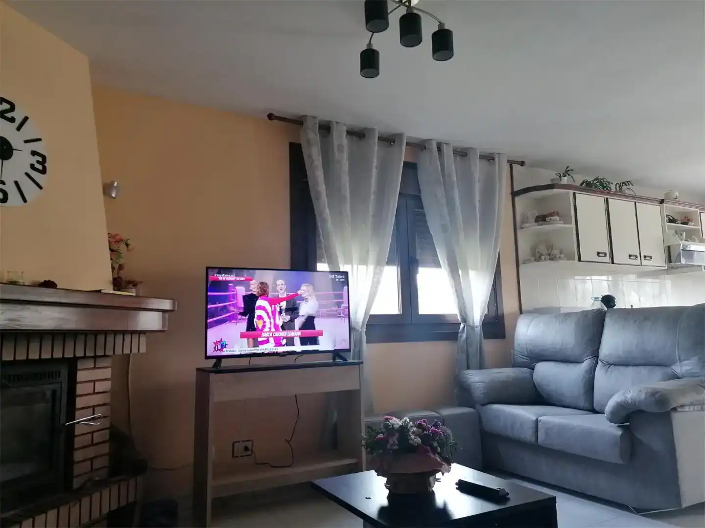 Sala d'estar de Casa o xalet en venda en Ponteceso amb Parquet, Moblat i Forn