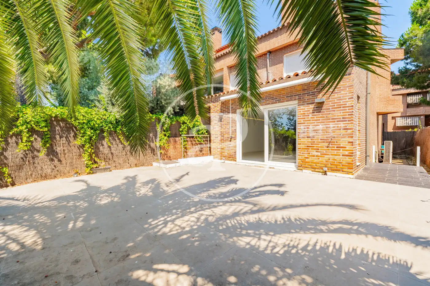 Vista exterior de Casa adosada en venda en La Moraleja amb Aire condicionat, Calefacció i Jardí privat