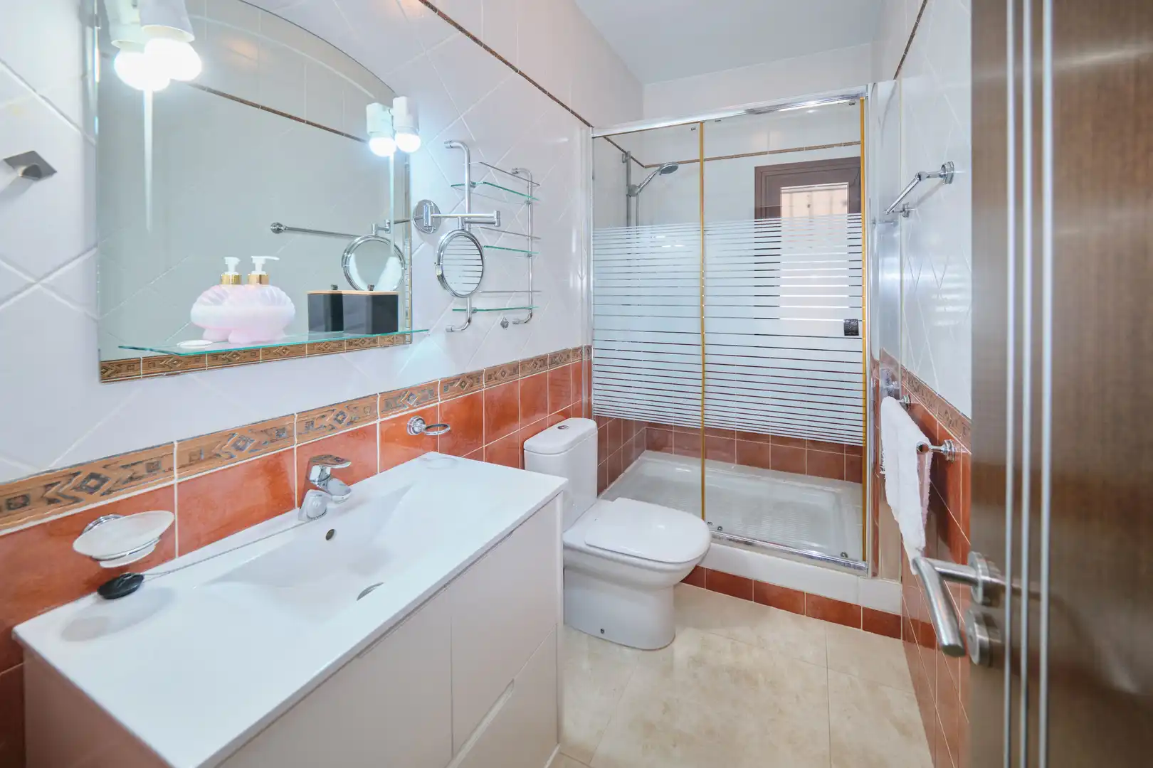 Bathroom of Houses for sale in Almuñécar  with Air Conditioner, Terrace and Swimming Pool