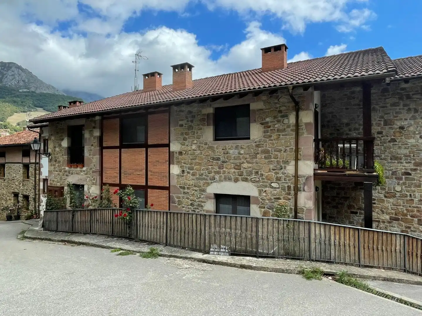 Vista exterior de Casa o xalet en venda en Camaleño amb Terrassa i Balcó